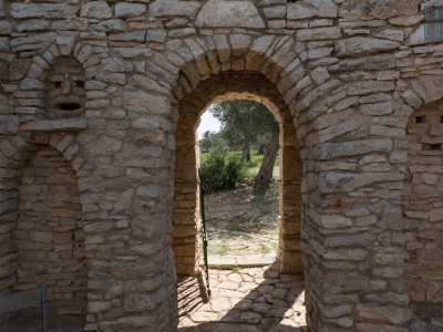 Ogni lato della struttura ha poi degli archi con cancelletti in legno o in ferro che portano all�interno. Entriamo da uno di questi e, superato un piccolo vestibolo coperto...